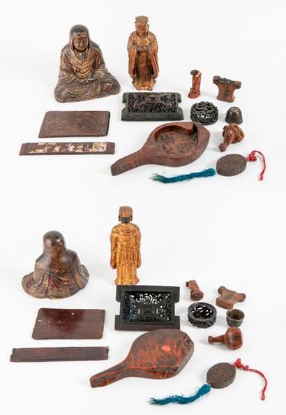 CHINE, XIXème-XXème siècle 

11 objets en bois sculpté :

- Moine debout doré. H....