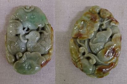 CHINE, XXème siècle 

Plaque de jade ovale en partie de couleur rouille sculptée...