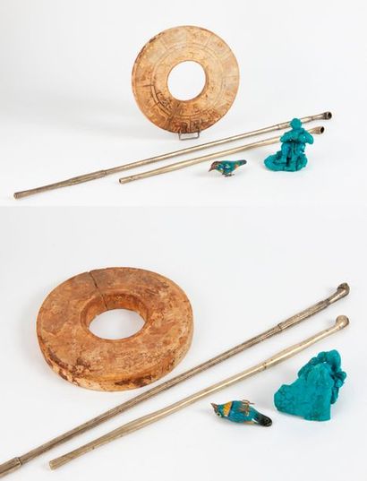 CHINE, XXème siècle 

Deux pipes à opium en métal poli.

L'une avec inscriptions...
