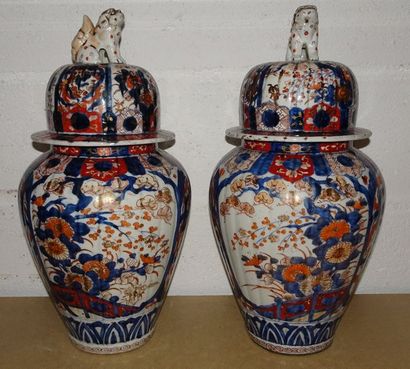 CHINE, début du XXème siècle 

Paire de potiches godronnées couvertes en porcelaine...