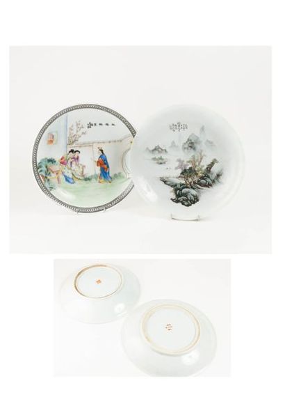 CHINE, XXème siècle 

Deux plats circulaires creux en porcelaine à décor polychrome,...