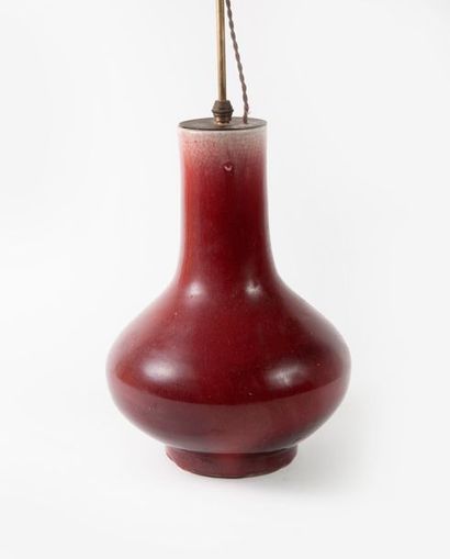 CHINE, XXème siècle 

Vase à panse bulbeuse sur talon en porcelaine à émail sang...