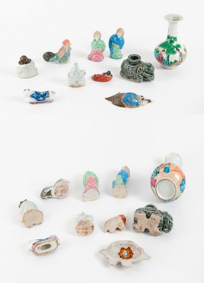 CHINE, XXème siècle 

Lot de 10 objets en porcelaine polychrome (personnages debout...