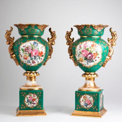 PARIS 

Paire de vases en porcelaine de forme balustre sur piédouche, la panse à...