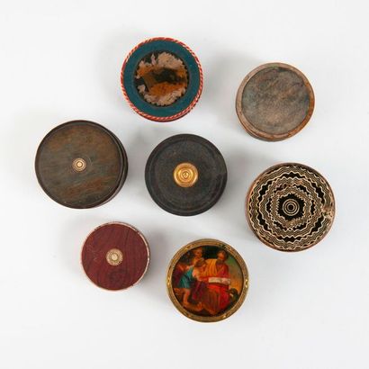 null Sept boîtes drageoirs circulaires en bois peint, compositions de couleurs, corne...
