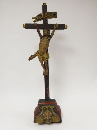 ITALIE ou ESPAGNE (?), XVIIIème siècle 

Christ en croix et son socle en bois sculpté...