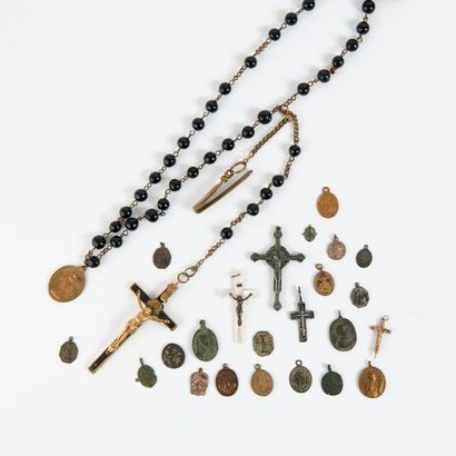 null Ensemble de médailles religieuses en métal ou laiton, crucifix en pendentifs...
