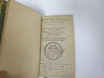 AELIANI 

De varia historia.

Un volume, in-12.

Edition 1567.

Feuillets recoupés.

Reliure...