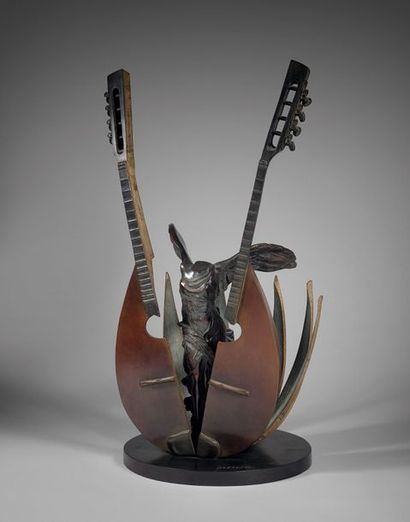 Fernandez ARMAN (1928-2005) Coupe de mandolines enserrant la Victoire de Samothrace,...