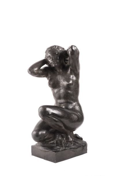 Pierre TRAVERSE (1892-1979) Nu accroupi se coiffant, 1953.
Epreuve d'artiste en bronze...
