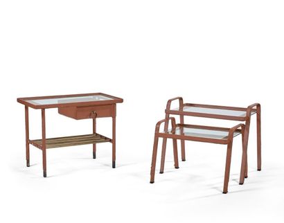 JACQUES ADNET (1900-1984) Table d'appoint à structure en métal tubulaire en cuir...