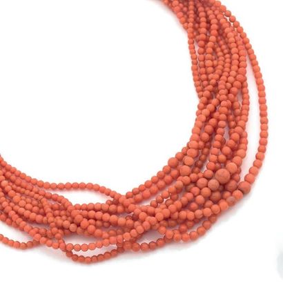 null * Collier composé d'une torsade de dix rangs de billes de corail disposées en...