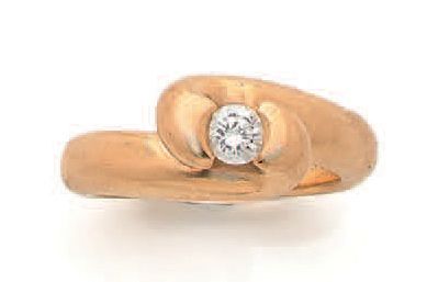 CHAUMET Paris Bague solitaire en or jaune (750) ornée d'un diamant taille brillant...
