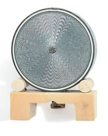 CARTIER * Pendulette ronde en argent (min. 800) émaillé gris bleuté sur fond ondoyant.
Lunette...