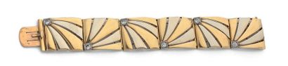 null Bracelet ruban en ors jaune et gris (750) et platine (850) formé de six maillons...