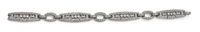 null Délicat bracelet articulé en or gris (750) formé de quatre maillons allongés...