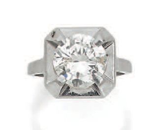 null Bague solitaire en platine (850) centrée d'un diamant demi-taille en serti griffe...