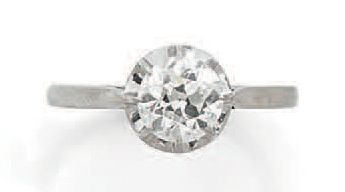 null Bague solitaire en platine (850) centrée d'un diamant taille ancienne en serti...
