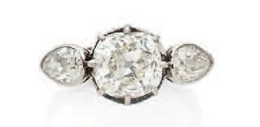 null Bague en platine (850) centrée d'un diamant taille coussin ancienne en serti...
