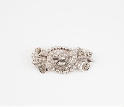 null Broche noeud de ruban stylisé en platine (850) centrée d'un diamant taille brillant...