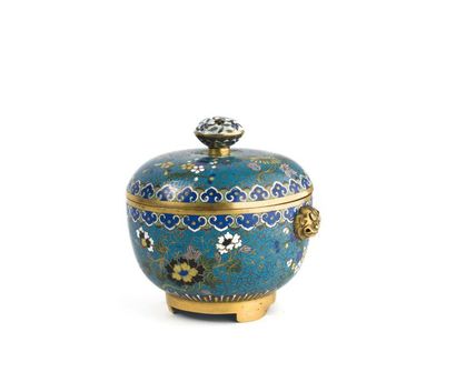 CHINE - XIXe siècle Pot couvert tripode en bronze et émaux cloisonnés polychromes...