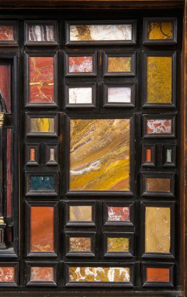 null Rare cabinet florentin en bois divers, bronzes dorés et plaques de pierres dures...