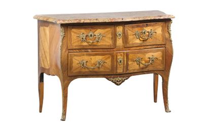 null Commode sauteuse de forme mouvementée en placage de bois de rose et de violette,...