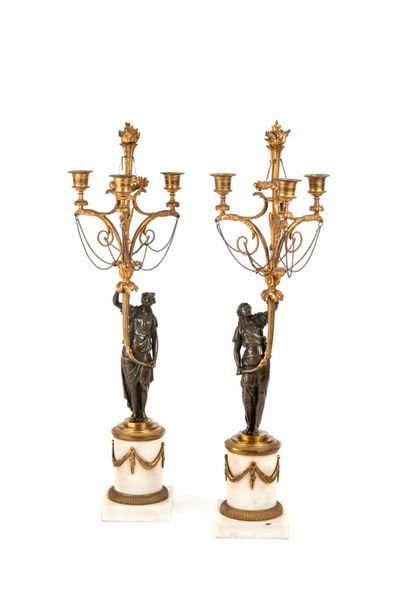 null Paire de candélabres Louis XVI en bronze patiné et doré et marbre blanc, figurant...