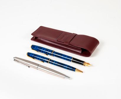 PARKER 

Lot de trois stylos : 

- Un ensemble de deux stylos plume et bille, en...