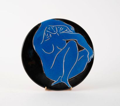 Pierre BONCOMPAIN (1938) 

Femme accroupie sur fond noir. 

Coupe ronde en céramique....