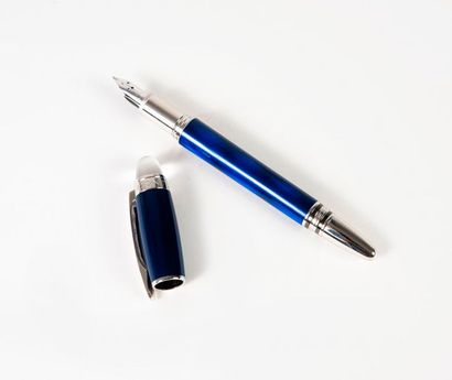 MONTBLANC 
Stylo plume en résine bleue et attributs en métal argenté.
Dans son écrin...
