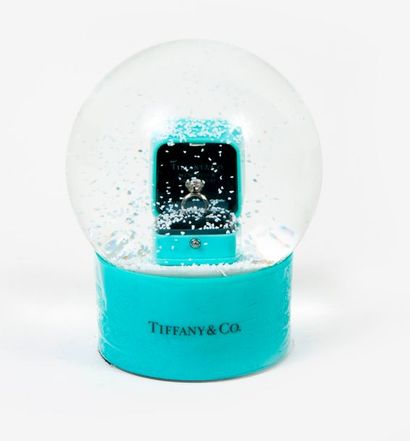 TIFFANY & CO 

Presse papier façon boule à neige à motif sous globe d'un solitaire...