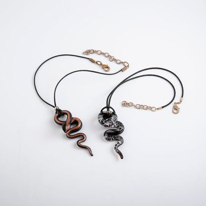 null Lot de deux pendentifs serpent en verre soufflé de Murano, l'un noir et argenté,...