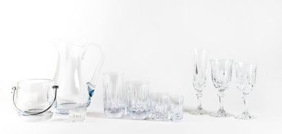 DAUM France 
Partie de service en verre comprenant :
- 12 verres à eau.
H. : 17 cm.
-...