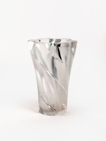 LALIQUE FRANCE 

Vase de forme tronconique à découpages tors. 

Epreuve en verre...