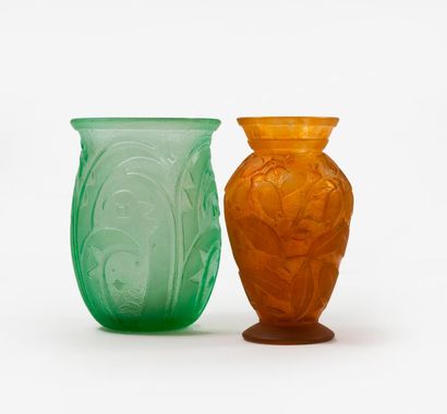 DAUM Nancy 

Lot de deux vases. 

Epreuves en verre à décor géométrique givré dégagé...