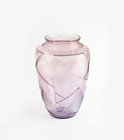 DAUM Nancy 

Vase en verre fumé violet à décor géométrique partiellement givré. 

H....
