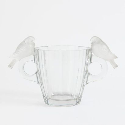LALIQUE FRANCE 

Vase en cristal à pans coupé et anses latérales ornées d'oiseaux...
