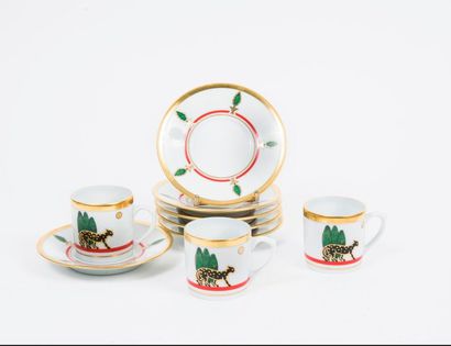 CARTIER 

Six tasses et sous tasses à café en porcelaine à décor polychrome et doré...