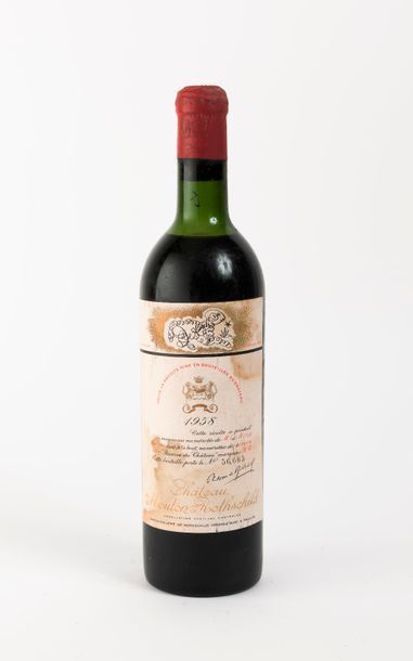 Mouton Rothschild 
1 bouteille 1958.
Niveau haute épaule.
Taches à l'étiquette et...