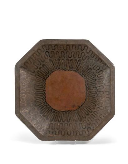 Fernand GRANGE (XXème siècle) 

Plateau de forme octogonale, circa 1930.

En dinanderie...