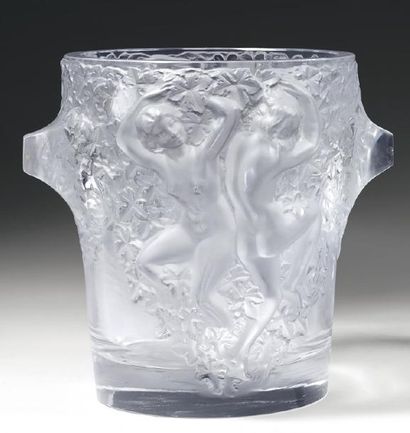 LALIQUE France Seau à glace, modèle "Ganymède". Epreuve en cristal moulé-pressé satiné....