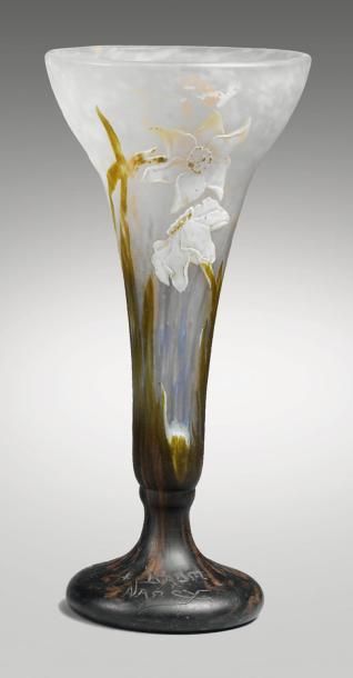 DAUM Vase corolle à long corps effilé sur socle rond. Epreuve en verre marmoréen...