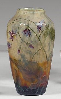 DAUM Vase balustre. Epreuve en verre marmoréen jaune orangé et vert. Décor de branches...