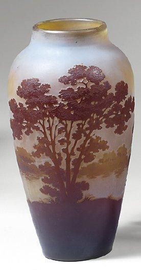Emile GALLÉ (1846-1903) Vase balustre à col resserré. Epreuve en verre multicouche...
