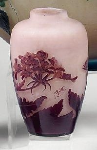 Emile GALLÉ (1846-1903) Vase balustre à col resserré. Epreuve en verre double couche...