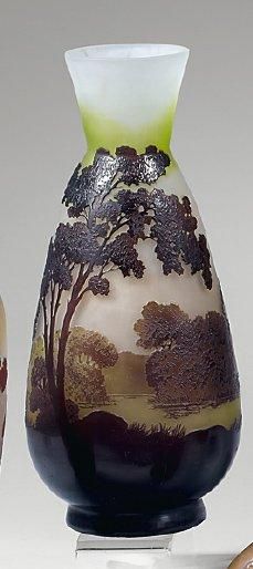 Emile GALLÉ (1846-1903) Vase conique sur talon à col ouvert. Epreuve en verre multicouche...