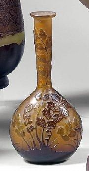 Emile GALLÉ (1846-1903) Vase soliflore à col resserré et base bulbeuse. Epreuve en...