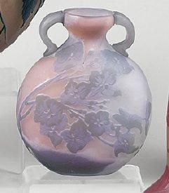 Emile GALLÉ (1846-1903) Vase de forme gourde à panse aplatie, anses au col modelées...