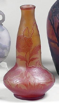 D'AVRYS Vase toupie, sur talon, à col bulbeux. Epreuve en verre double couche orangé...